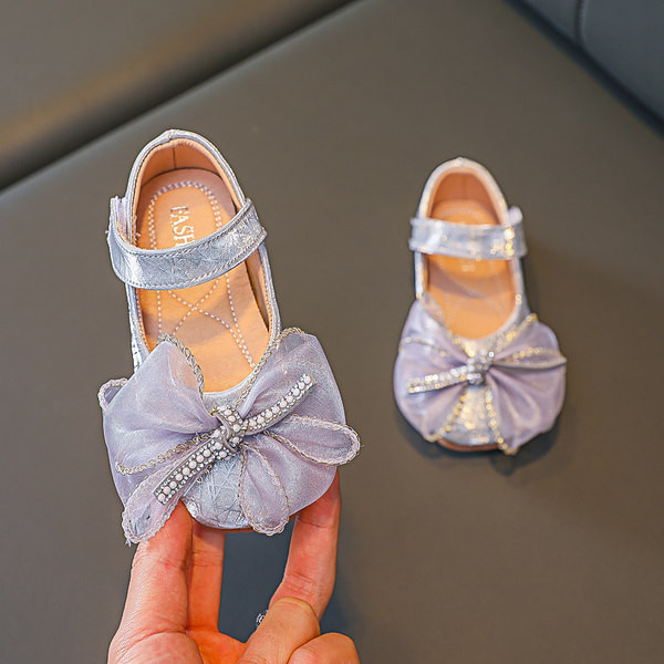 Ikdienas bērnu apavi ar plakanām zolēm un lentes rotājumu