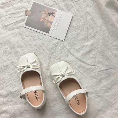 Kolmes värvitoonis paelaga nahast vabaajajalatsid tüdrukutele