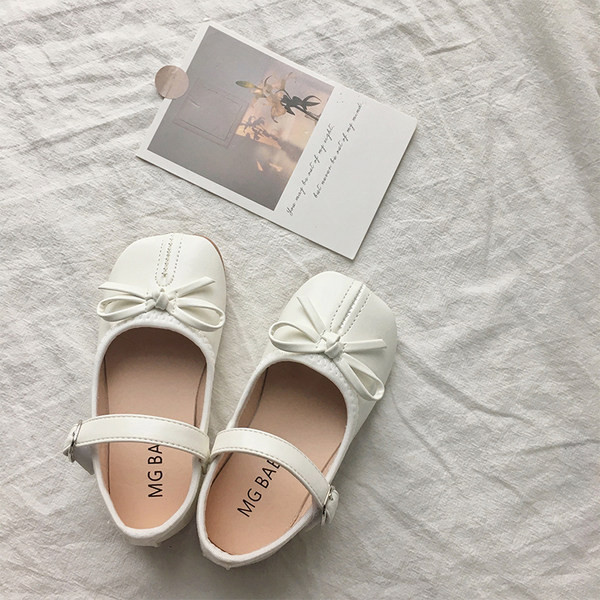 Kolmes värvitoonis paelaga nahast vabaajajalatsid tüdrukutele