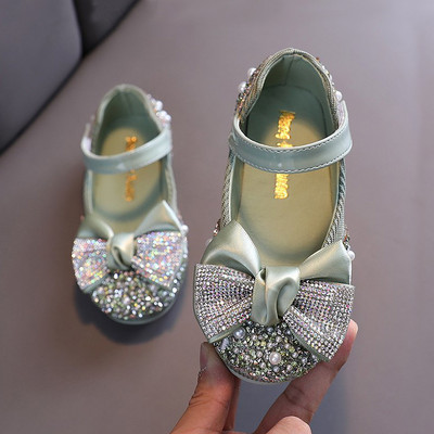 Pašreizējie bērnu spīdīgie apavi - divi modeļi