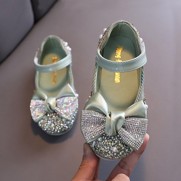 Pašreizējie bērnu spīdīgie apavi - divi modeļi