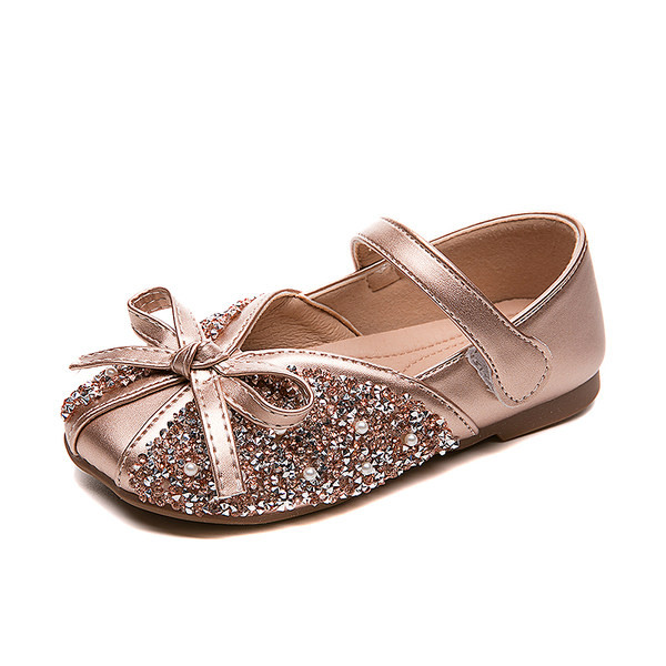 Aktuālie bērnu apavi ar lentīti un spīdīgiem elementiem