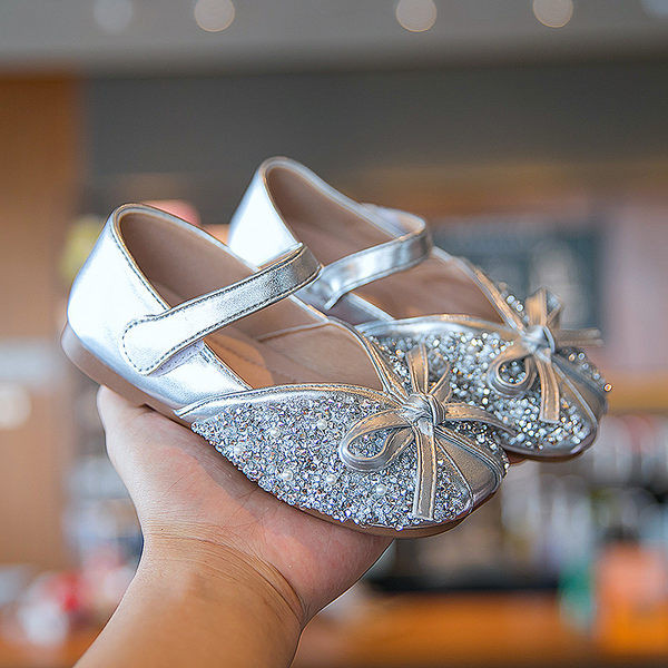 Aktuālie bērnu apavi ar lentīti un spīdīgiem elementiem