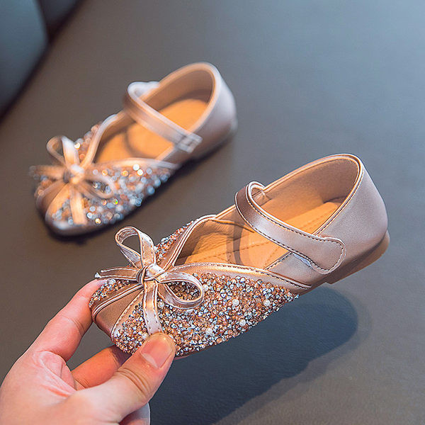 Aktuālie bērnu apavi ar lentīti un spīdīgiem elementiem