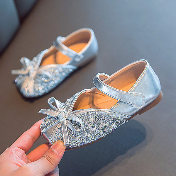 Aktuālie bērnu apavi ar lentīti un spīdīgiem elementiem