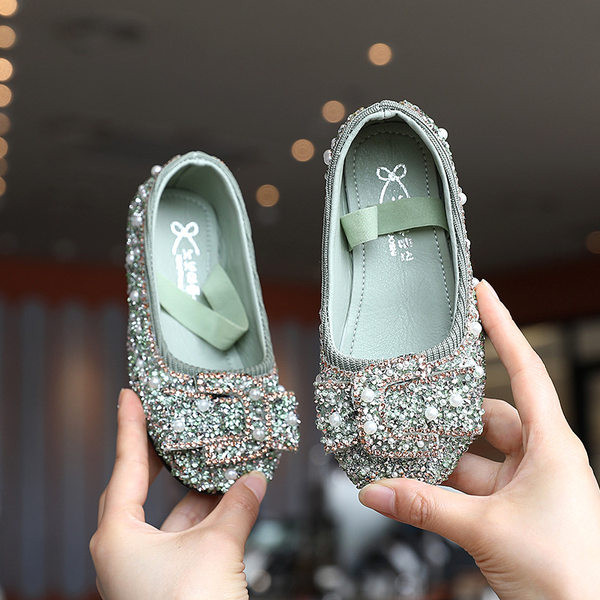 Modernas noapaļotas kurpes ar brokātu un pērlēm