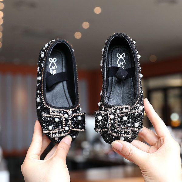 Modernas noapaļotas kurpes ar brokātu un pērlēm