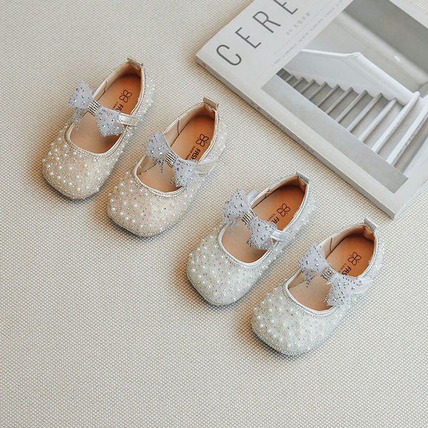 Παιδικά παπούτσια με επίπεδη σόλα και διακόσμηση από πέρλες