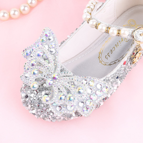 Pärlitega ümarad läikivad kingad