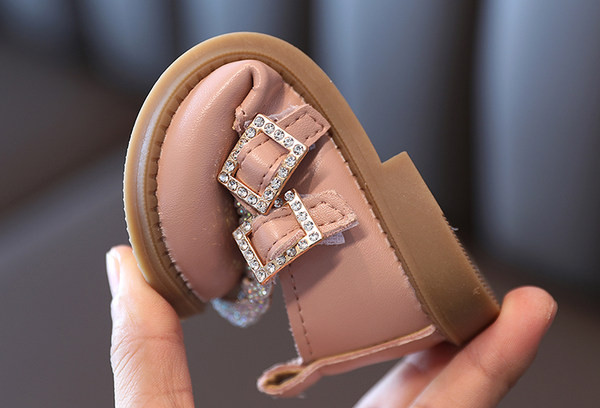 Ikdienas bērnu apavi ar plakanām zolēm un akmeņiem