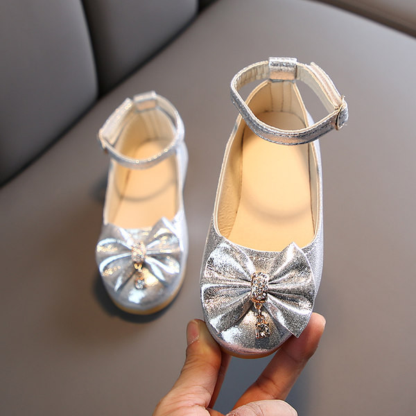 Ikdienas noapaļotas kurpes ar spīdīgu efektu un lentīti