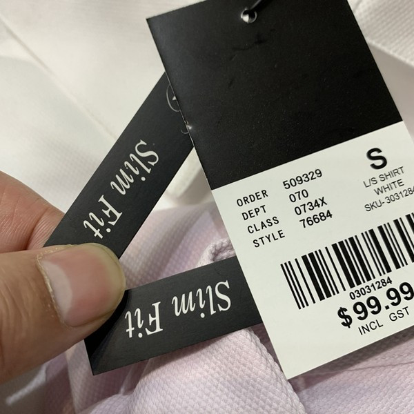 Moderns vīriešu krekls ar klasisku apkakli un pogām