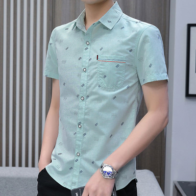 Mitmes värvitoonis vabaaja särk nööpide ja lühikeste varrukatega