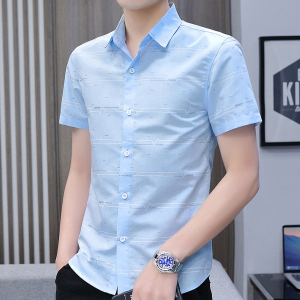 Mitmes värvitoonis vabaaja särk nööpide ja lühikeste varrukatega