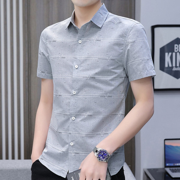 Mitmes värvitoonis vabaaja särk nööpide ja lühikeste varrukatega