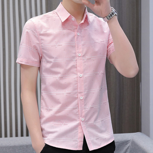 Mitmes värvitoonis vabaaja särk nööpide ja lühikeste varrukatega