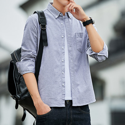 Meeste särk üleskeeratud varrukatega, klassikalise krae ja nööpidega