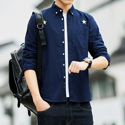 Meeste särk üleskeeratud varrukatega, klassikalise krae ja nööpidega