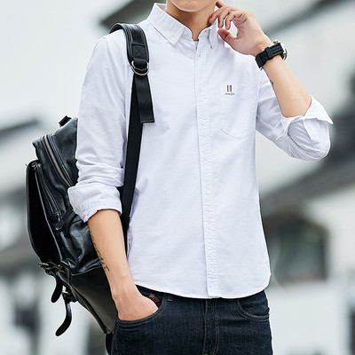 Meeste särk üleskeeratud varrukatega, klassikalise krae ja nööpidega