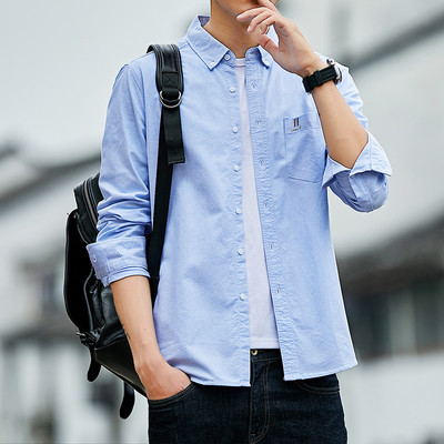 Meeste särk üleskeeratud varrukatega, klassikalise krae ja nööpidega