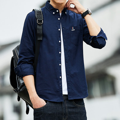 Meeste särk üleskeeratud varrukatega, klassikalise krae ja nööpidega