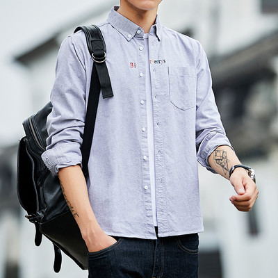 Meeste särk üleskeeratud varrukatega, klassikalise krae ja nööpidega