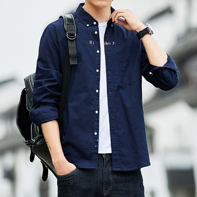 Meeste särk üleskeeratud varrukatega, klassikalise krae ja nööpidega