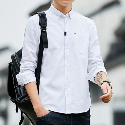 Meeste särk üleskeeratud varrukatega, klassikalise krae ja nööpidega