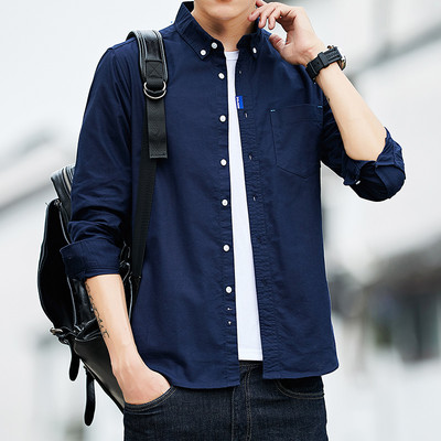 Meeste särk üleskeeratud varrukatega, klassikalise krae ja nööpidega