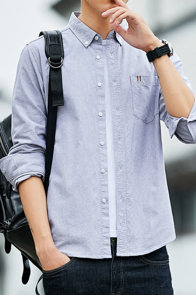 Meeste särk üleskeeratud varrukatega, klassikalise krae ja nööpidega