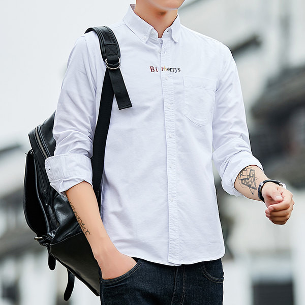 Meeste särk üleskeeratud varrukatega, klassikalise krae ja nööpidega