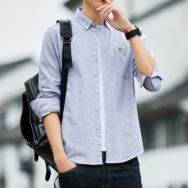 Meeste särk üleskeeratud varrukatega, klassikalise krae ja nööpidega