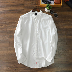 Moodne klassikalise krae ja nööpidega meeste särk