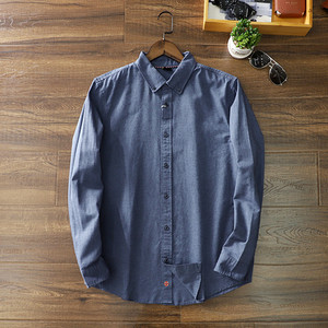 Moodne klassikalise krae ja nööpidega meeste särk