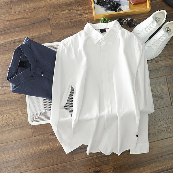 Moodne klassikalise krae ja nööpidega meeste särk