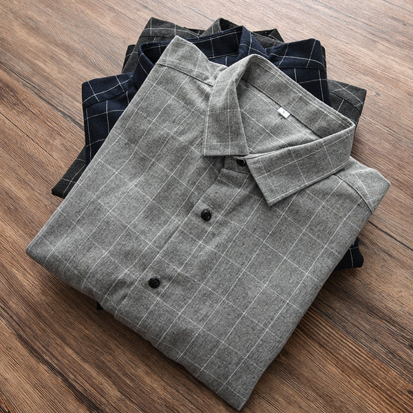 Klassikalise krae ja nööpidega ruuduline meestesärk