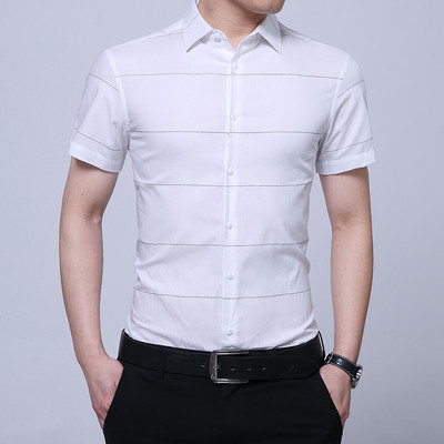 Meeste stiilne ruuduline särk nööpide ja üleskeeratud varrukatega