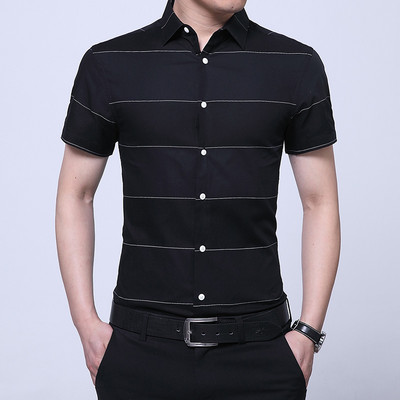 Meeste stiilne ruuduline särk nööpide ja üleskeeratud varrukatega