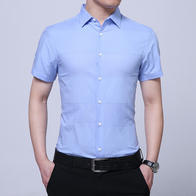 Meeste stiilne ruuduline särk nööpide ja üleskeeratud varrukatega