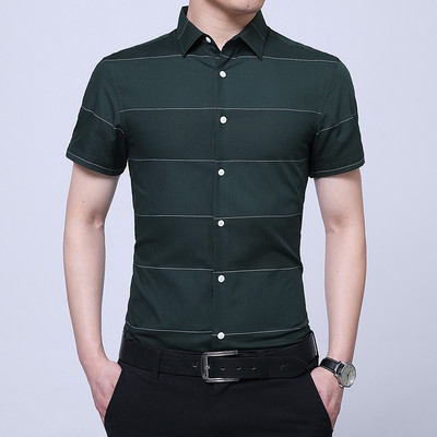 Meeste stiilne ruuduline särk nööpide ja üleskeeratud varrukatega