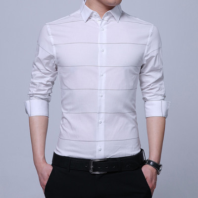 Meeste stiilne ruuduline särk nööpide ja üleskeeratud varrukatega