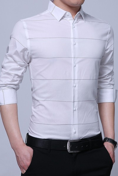 Meeste stiilne ruuduline särk nööpide ja üleskeeratud varrukatega