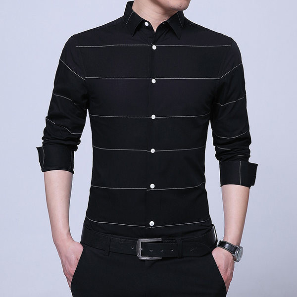 Meeste stiilne ruuduline särk nööpide ja üleskeeratud varrukatega