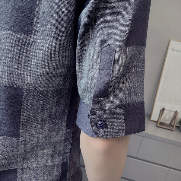 Nööpide ja klassikalise kraega meeste ruuduline särk