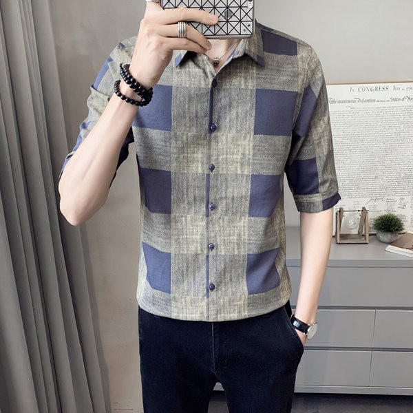 Nööpide ja klassikalise kraega meeste ruuduline särk