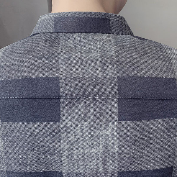 Nööpide ja klassikalise kraega meeste ruuduline särk