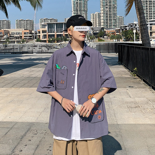 Laia lõike ja värvilise aplikatsiooniga suvine meestesärk