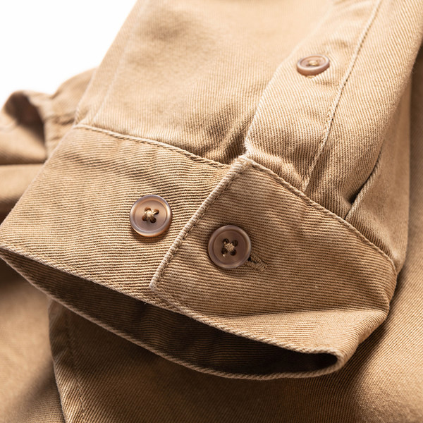 Ikdienas vīriešu krekls ar klasisku apkakli un pogām