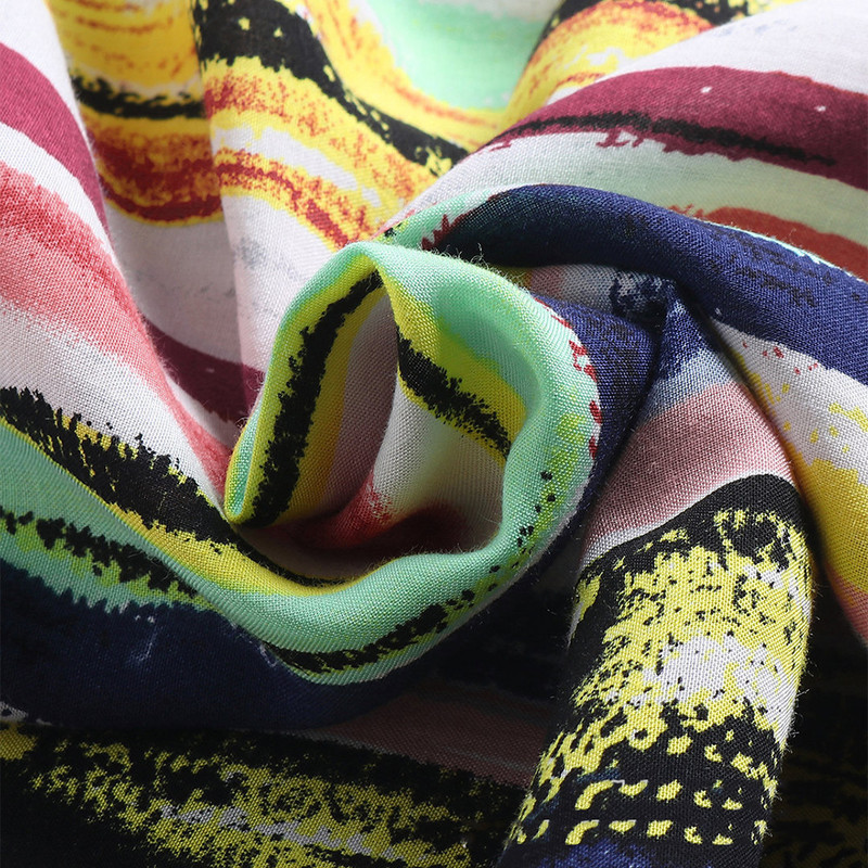 Uus mudel heledast kangast nööpidega ja klassikalise kraega meeste särk