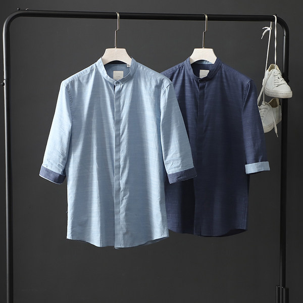 Vīriešu krekls ar zemu apkakli un pogām - īsām piedurknēm